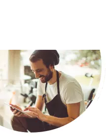 vendedor parceiro olhando para o celular após fechar mais uma venda de Oi Fibra