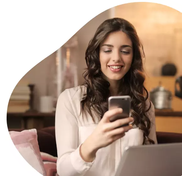 Mulher teleagente olhando para o celular após fechar mais uma venda de Oi Fibra