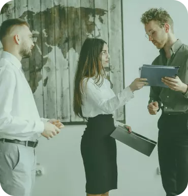 Homem observa a vendedora de Oi Fibra entregando uma pasta de documentos a um novo cliente empresarial