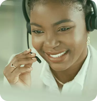 Mulher teleagente de Oi Fibra segurando o headseat