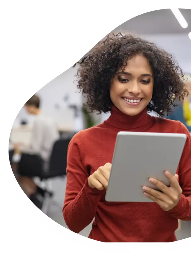 Mulher segurando um tablet preenchendo a ficha de parceria com a Oi