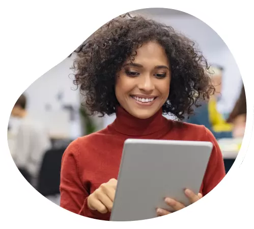 Mulher segurando um tablet preenchendo a ficha de parceria com a Oi